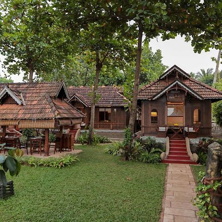 Samiira On Ashtamudi Lake Kollam Exterior photo